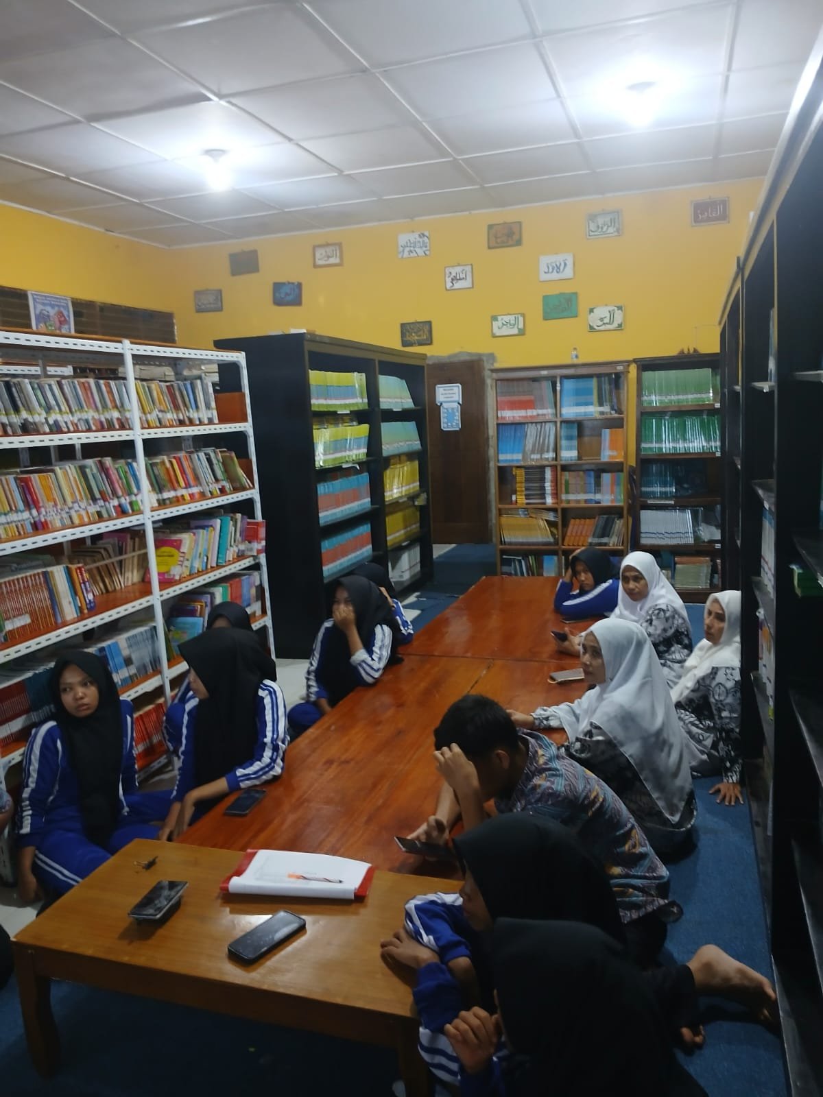 Pembelajaran Bahasa Indonesia menggunakan media Smart TV di Perpustakaan SMAN 7